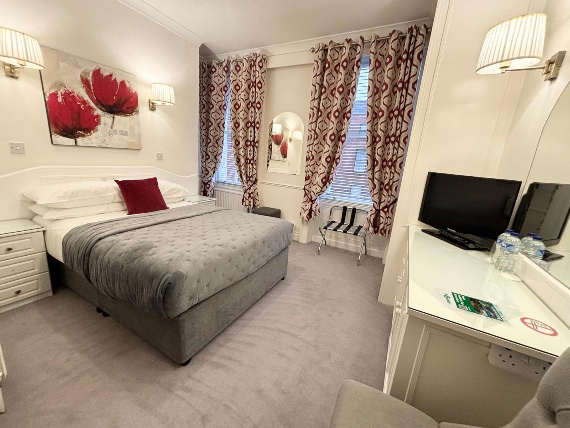 Room with a double bed and 1 single bed,1742594996:JPEG